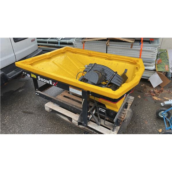 SNOWEX VEE PRO 3000 13.5 CU FT V-BOX STYLE INDUSTRIAL BULK SALT / SAND SPREADER