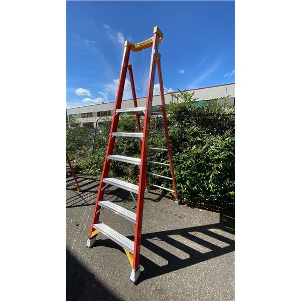 WERNER PODIUM 6' ORANGE FIBERGLASS / ALUMINUM INDUSTRIAL PLATFORM LADDER