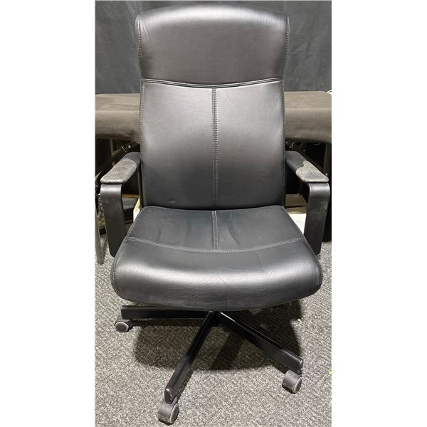 Black Faux Leather Swivel Office Chair With Armrests And Caster Base