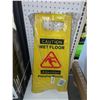 Image 5 : Bilingual Caution Wet Floor Signs 2 Pack