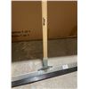 Image 5 : VALU+ Floor Squeegee With Wooden Handle