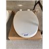 Image 1 : White Plastic Toilet Seat TS7150SG