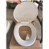 Image 2 : White Plastic Toilet Seat TS7150SG