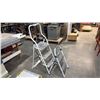 Image 2 : 2 FOLDING STEP LADDERS