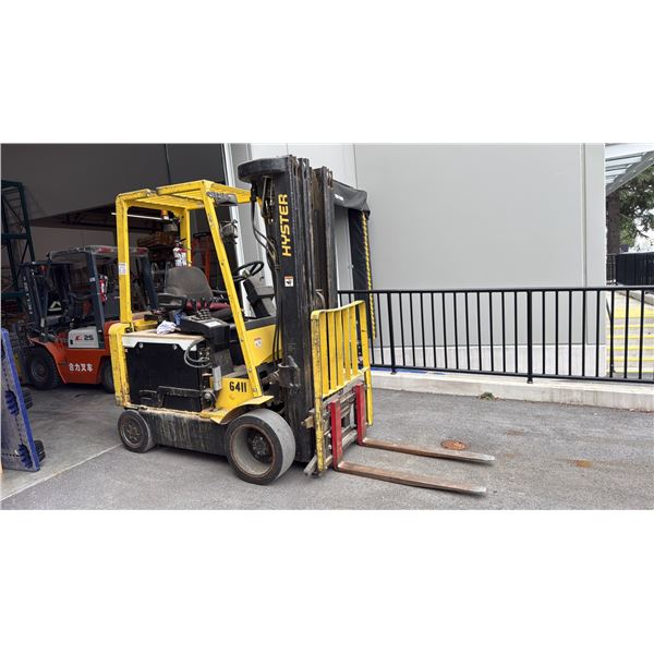 HYSTER E60XM-33 YELLOW ELECTRIC FORKLIFT WITH 42" FORKS, SIDE SHIFT, 3 STAGE MAST, 760 HOURS,