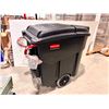 Image 1 : RUBBERMAID MEGA BRUTE WITH LID (REAR DOOR NOT INCLUDED)