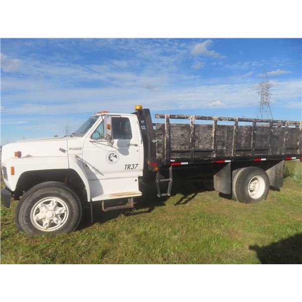 1989 Ford F800 Dually with 16' Flat Deck and Stake Sides – 429 Gas, 5-Speed × 2