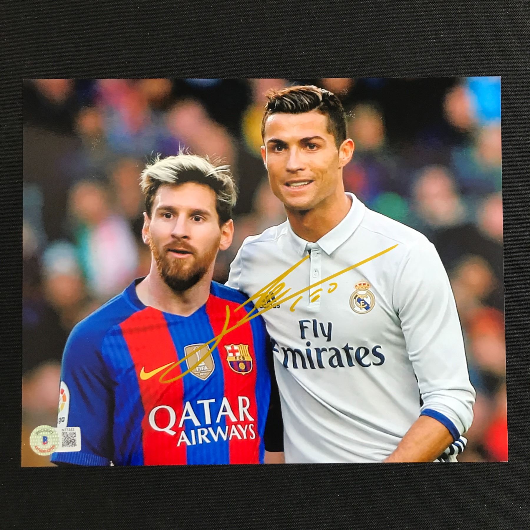 LIONAL MESSI SIGNED FC BARCELONA 8 X 10 (BECKETT COA)