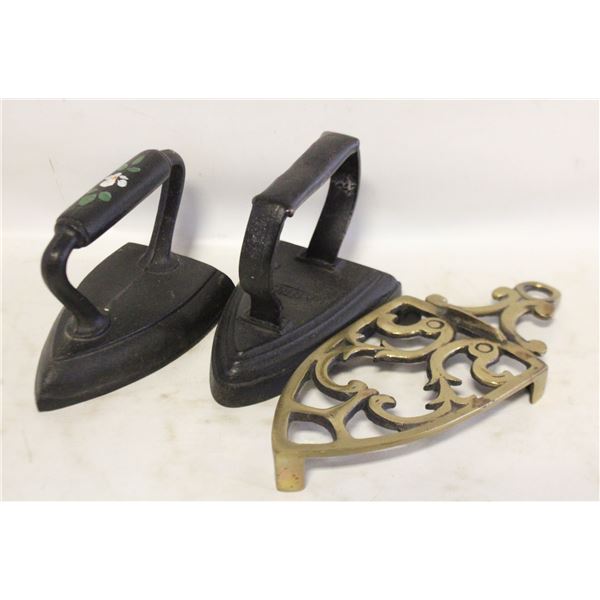 PAIR OF OLD SAD IRONS WITH 1 BRASS BASE/STAND