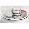 Image 1 : FLAT OF VINTAGE ENAMEL WARE