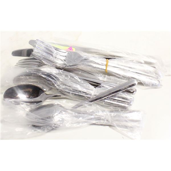 NEW 20PC HOMETRENDS SET OF FLATWARE