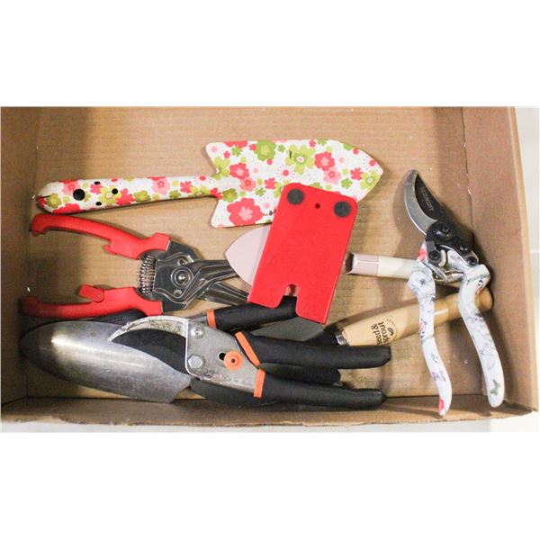 FLAT OF GARDEN TOOLS