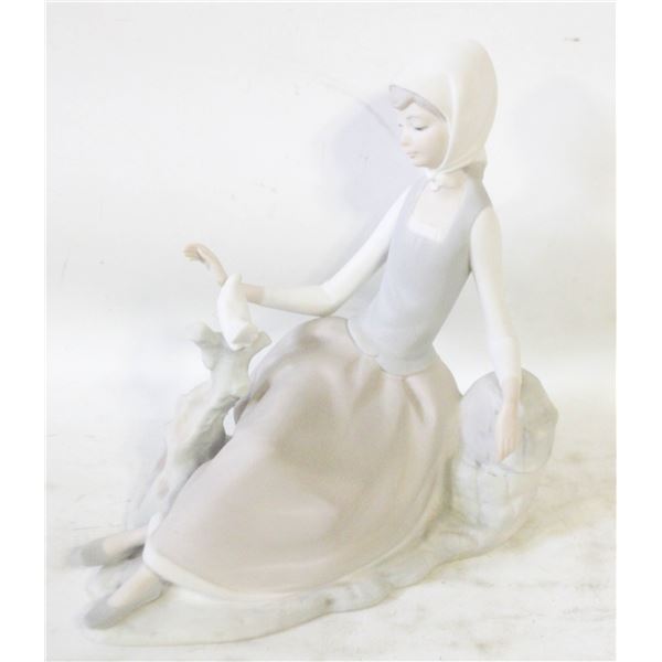 VINTAGE LLADRO SHEPPERDESS WITH DOVE MATTE