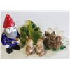 Image 1 : 2 LUCITE NAPKIN HOLDERS, 2 RESIN BUNNIES