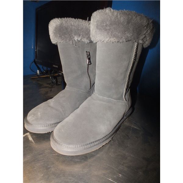 Size 5 Ladies Uggs