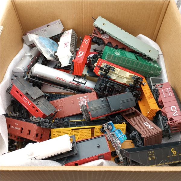 Lot of HO Scale Model Train Cars Rolling Stock