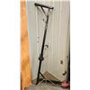 Image 1 : Game Hoist with Hand Winch, Steel Cable & Gambrel (7ft)