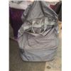 Image 5 : Grey Soft-Sided Rolling Travel Bag With Four Wheels and Zip Closure