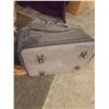 Image 6 : Grey Soft-Sided Rolling Travel Bag With Four Wheels and Zip Closure