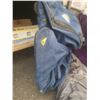 Image 7 : Grey Soft-Sided Rolling Travel Bag With Four Wheels and Zip Closure