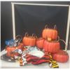 Image 1 : 7 Pumpkin-Shaped Baskets, Royal Doulton Dish, Towels, Gas Hose, Spoon