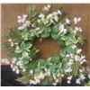 Image 5 : 2 Floral Wreaths with White Flowers and String of White Outdoor Lights