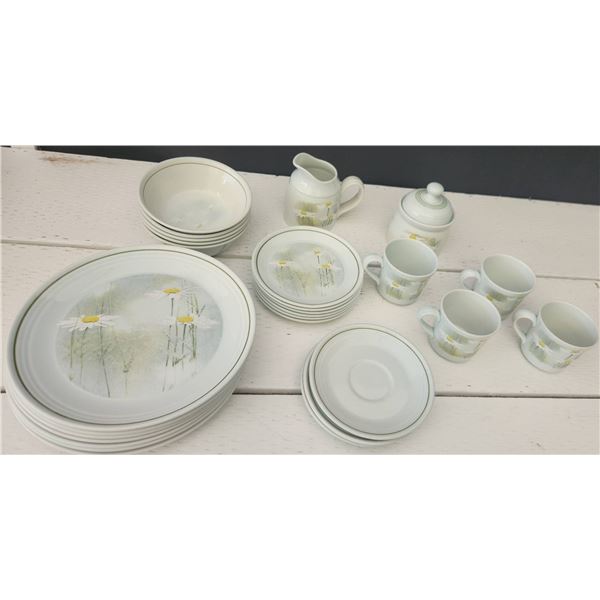 Royal Doulton Lambethware Daisyfield LS 1040 Dinnerware Set