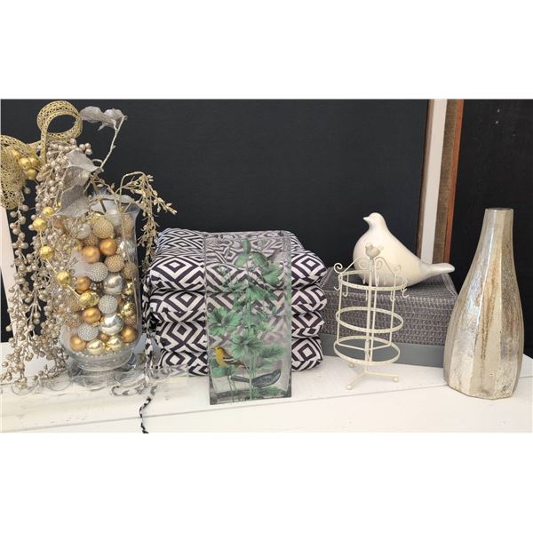 Lot Home Decor: Cushions, Vases, Figurines, Jewelry Stand