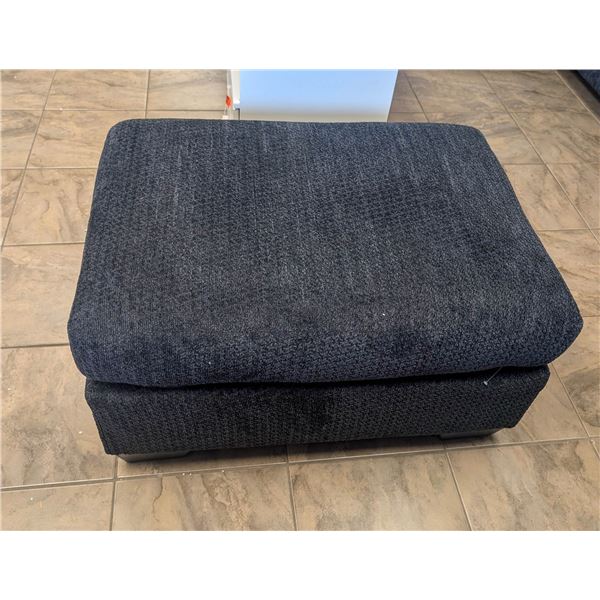 ONSITE: ASHLEY WIXON OTTOMAN