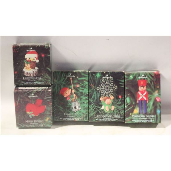 5 VINTAGE HALLMARK CHRISTMAS ORNAMENTS IN BOX