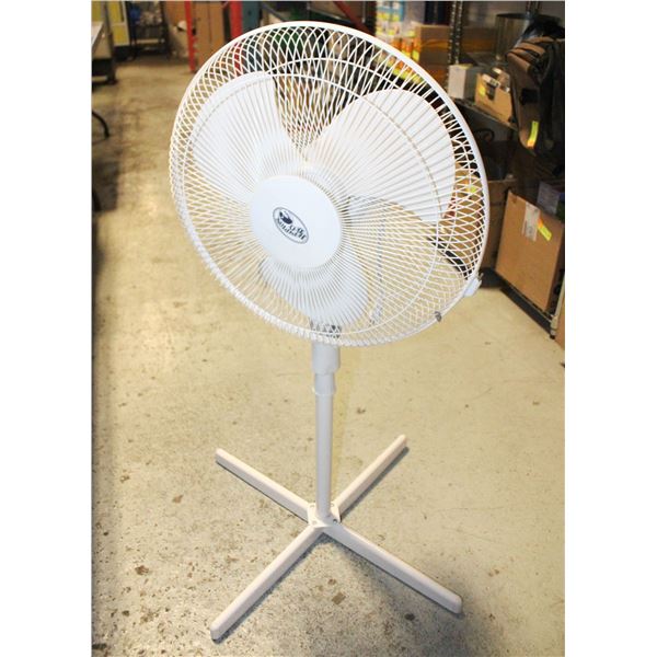 WHITE HAMPTON BAY FAN