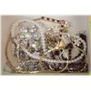 Image 1 : ESTATE VINTAGE RHINESTONE JEWELRY IN BOX