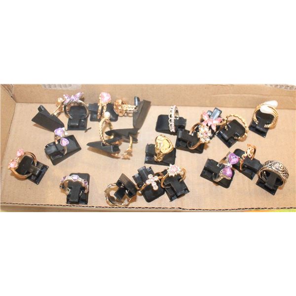 LOT OF 21 ESTATE RINGS