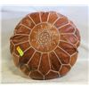 Image 1 : VINTAGE LEATHER POUF