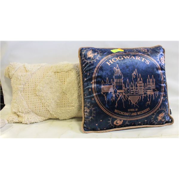 LOT OF DECORATIVE THROW PILLOWS