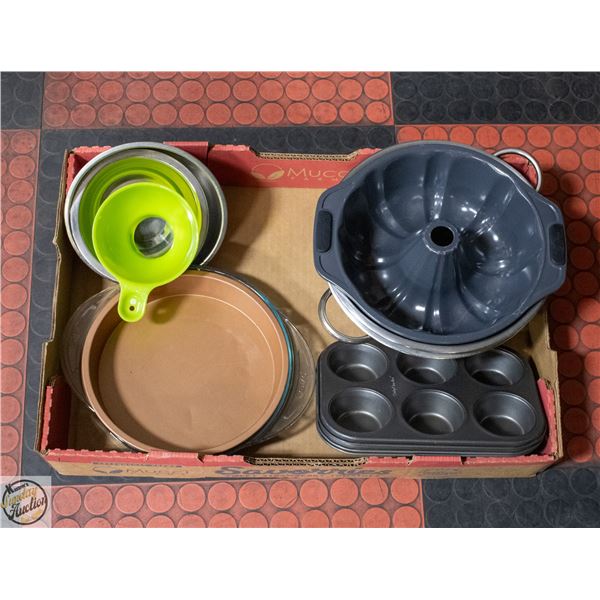 FLAT WITH BAKING ITEMS INCL. ST. STEEL BOWLS,