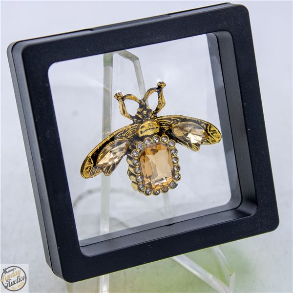 NEW BEE BROOCH AMBER