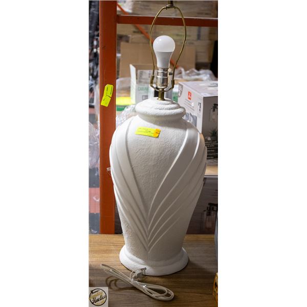 VINTAGE CERAMIC 33" TABLE LAMP