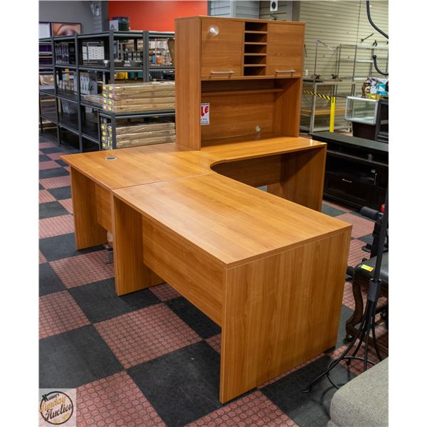 UNCLAIMED CORNER DESK H-30" W-91" L-91"