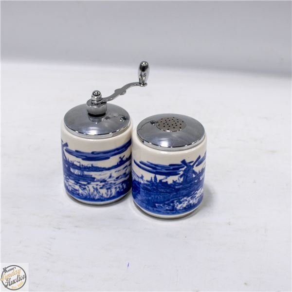 VINTAGE SET BLUE WILLOW SALT AND PEPPER SHAKER