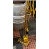 Image 1 : VINTAGE BRASS FIREPLACE TOOL SET W/STAND