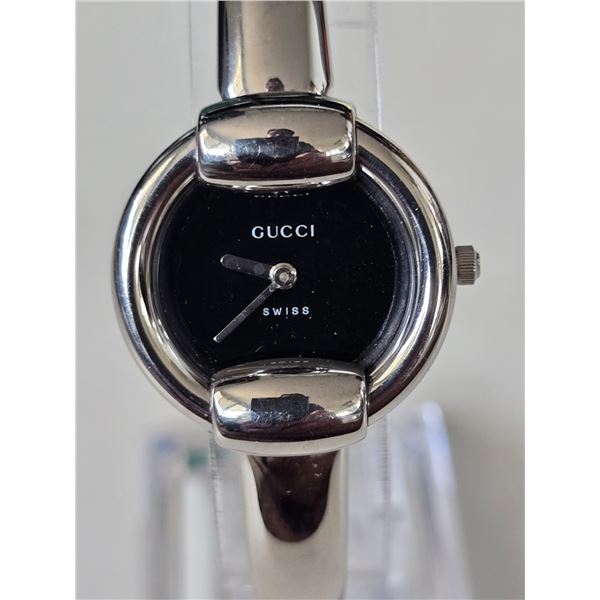 AUTHENTIC GUCCI 1400L QUARTZ WATCH FOR LADIES. BLACK DIAL, STAINLESS STEEL CASE. ORIGINAL GUCCI STAI