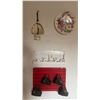 Image 2 : Kitchen Decor with Wall Shelf, Broom Set, Miniature China, Mugs, Paper Towel Dispenser