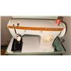 Image 3 : Singer Model 247 Sewing Machine with Carrying Case and Foot Pedal