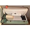 Image 5 : Singer Model 247 Sewing Machine with Carrying Case and Foot Pedal