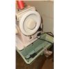 Image 6 : Singer Model 247 Sewing Machine with Carrying Case and Foot Pedal