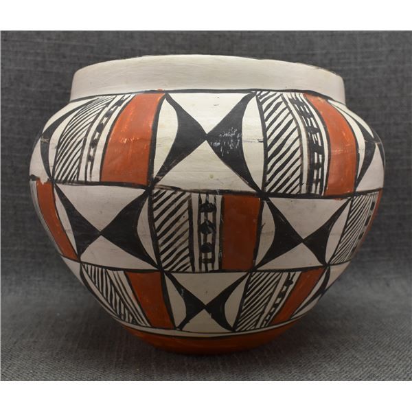 DECORATIVE POTTERY OLLA