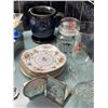Image 4 : Lot Royal Albert Plates & Hoosier Glass Vases