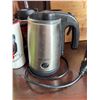 Image 3 : Kitchen Appliance and Bakeware Lot