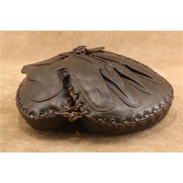 Rare 1920s Winchester Repeating Arms Co. "pillow Style" Leather Baseball Catcher's Mitt